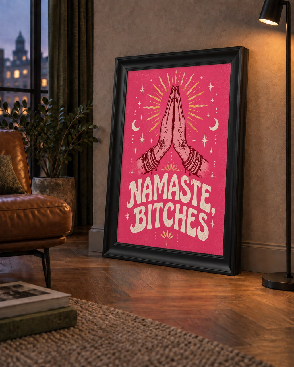 Namaste, Bitches Eğlenceli Yoga Tipografi Poster — çerçeveli hâliyle bir ev duvarında