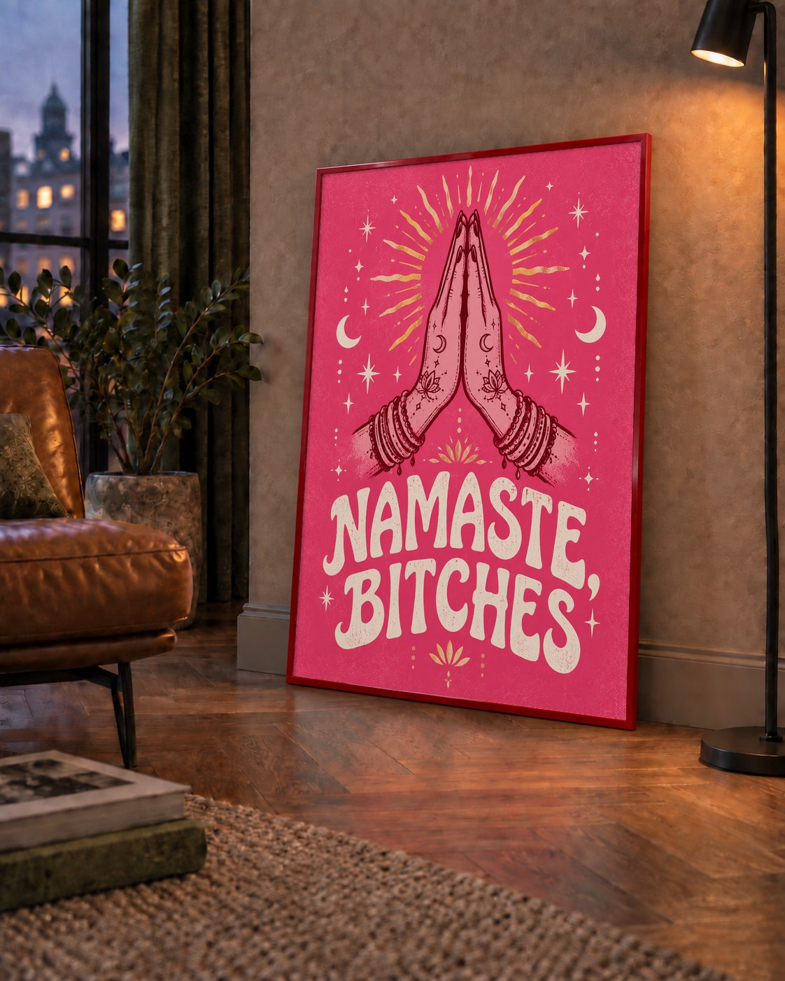 Namaste, Bitches Eğlenceli Yoga Tipografi Poster — çerçeveli hâliyle bir ev duvarında