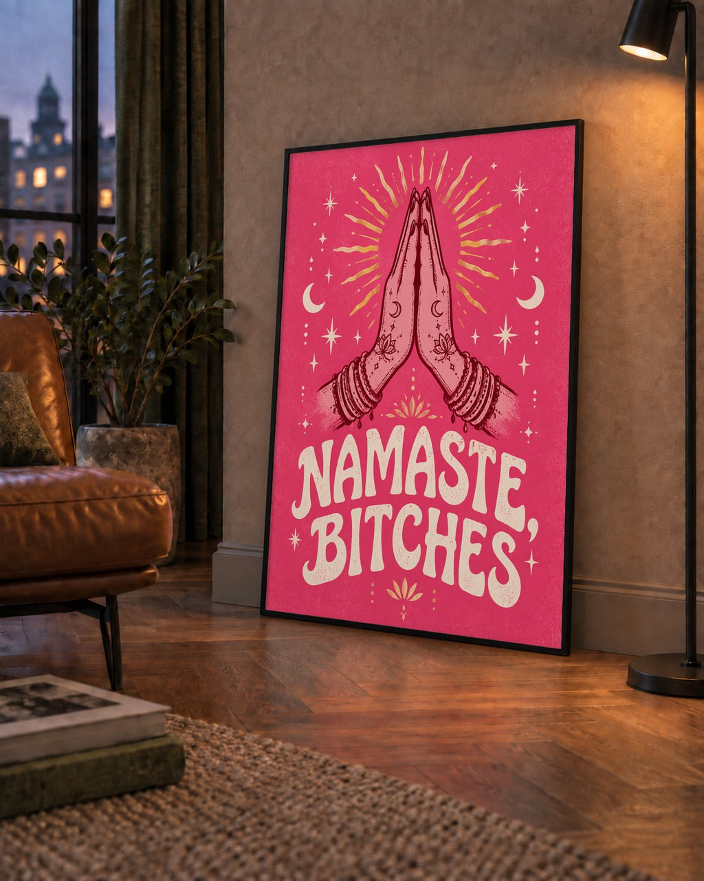 Namaste, Bitches Eğlenceli Yoga Tipografi Poster — çerçeveli hâliyle bir ev duvarında