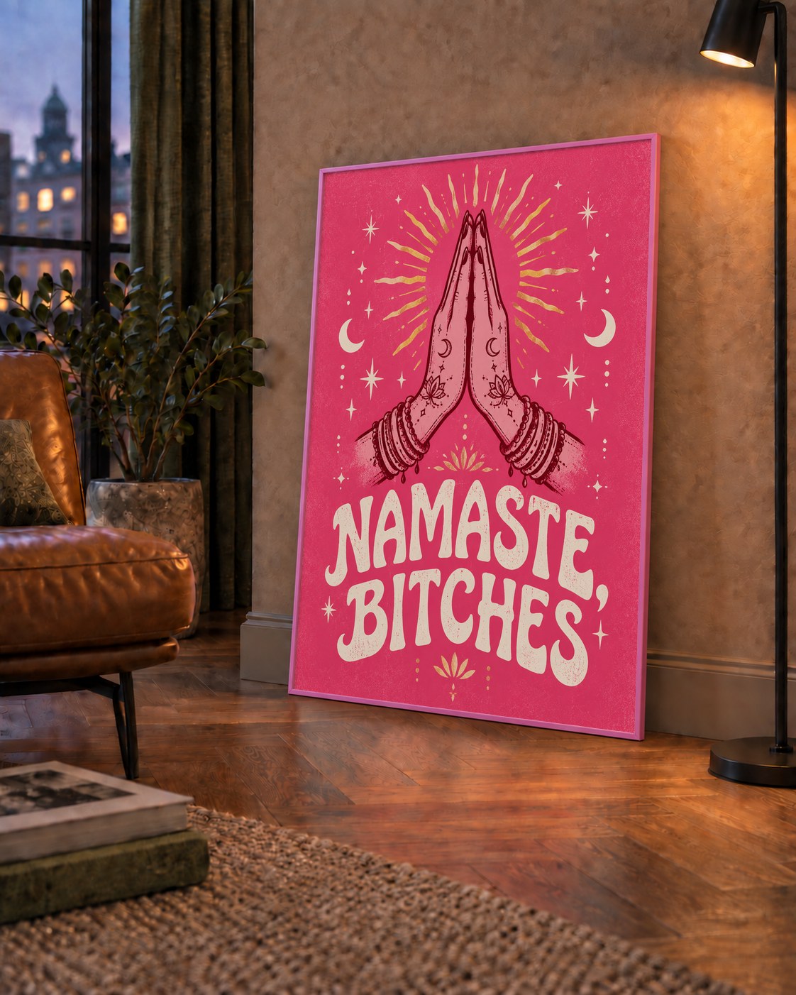 Namaste, Bitches Eğlenceli Yoga Tipografi Poster — çerçeveli hâliyle bir ev duvarında