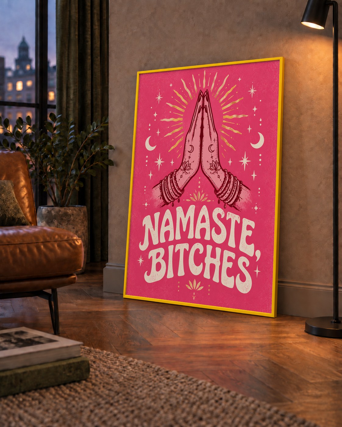 Namaste, Bitches Eğlenceli Yoga Tipografi Poster — çerçeveli hâliyle bir ev duvarında