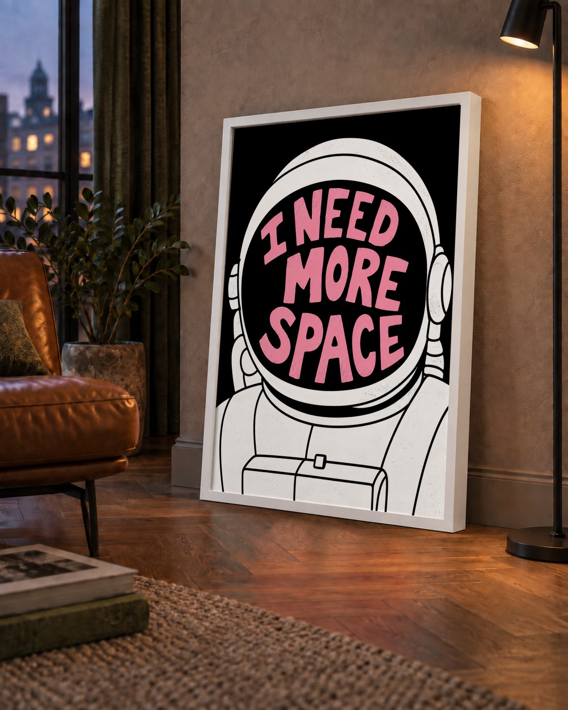 I NEED MORE SPACE Astronot Mizahi Tipografi Poster — çerçeveli hâliyle bir ev duvarında