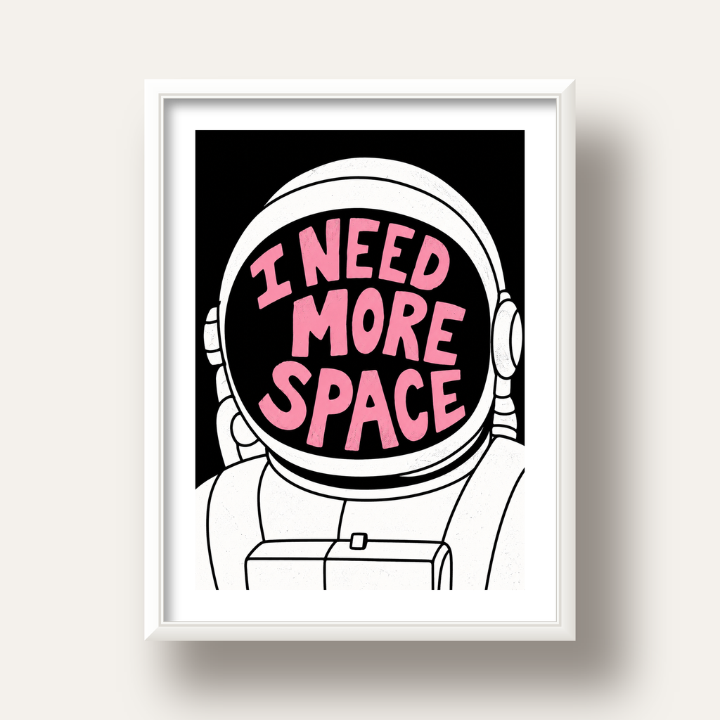 I NEED MORE SPACE Astronot Mizahi Tipografi Poster — beyaz derin çerçeveli paspartulu