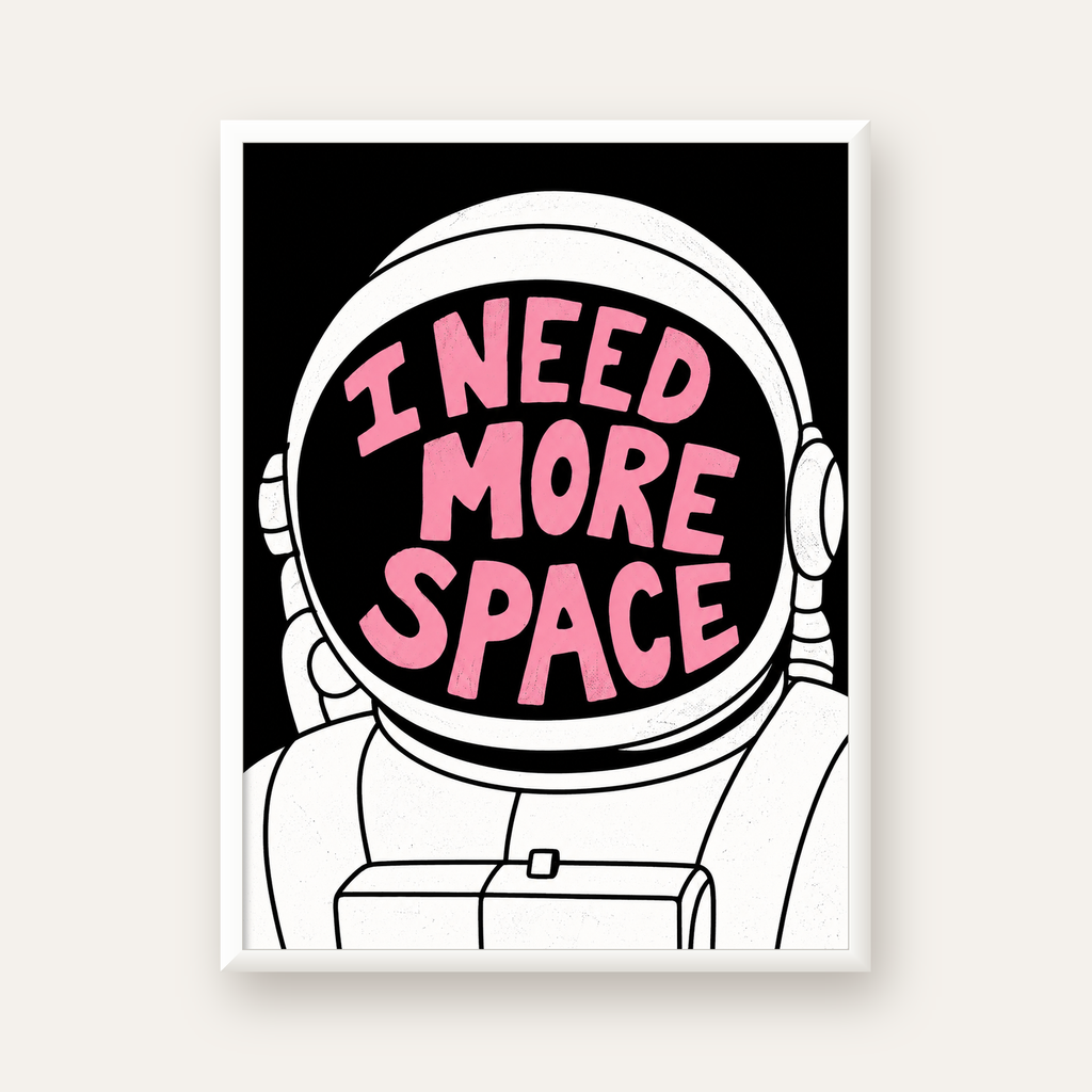 I NEED MORE SPACE Astronot Mizahi Tipografi Poster — beyaz çerçeveli dikey poster