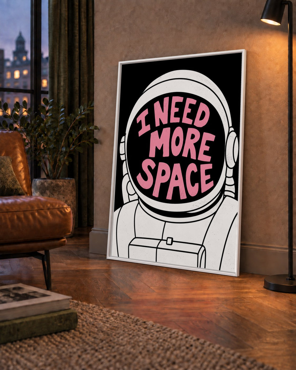 I NEED MORE SPACE Astronot Mizahi Tipografi Poster — çerçeveli hâliyle bir ev duvarında