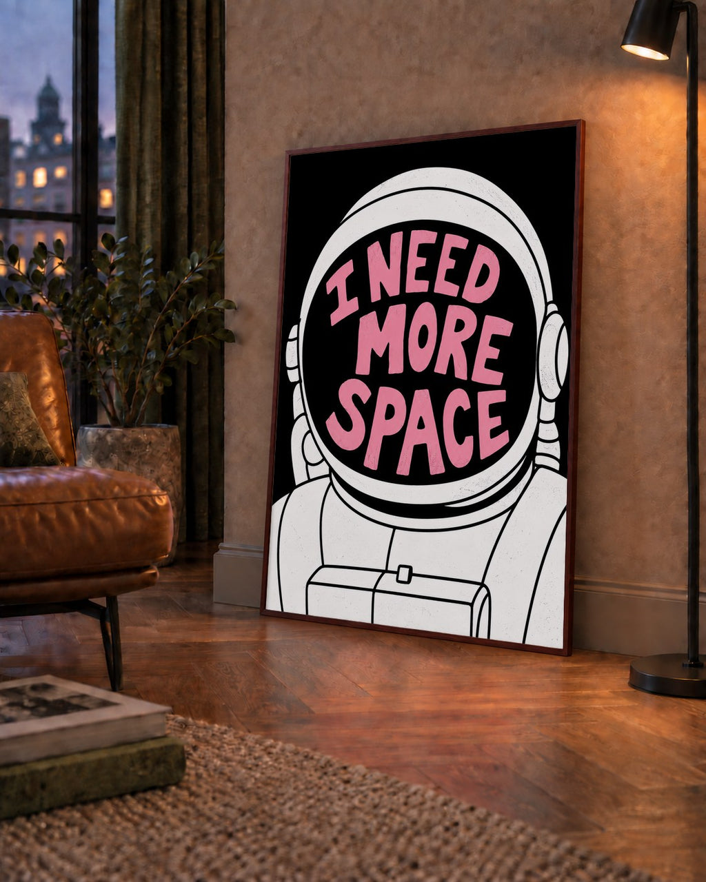 I NEED MORE SPACE Astronot Mizahi Tipografi Poster — çerçeveli hâliyle bir ev duvarında
