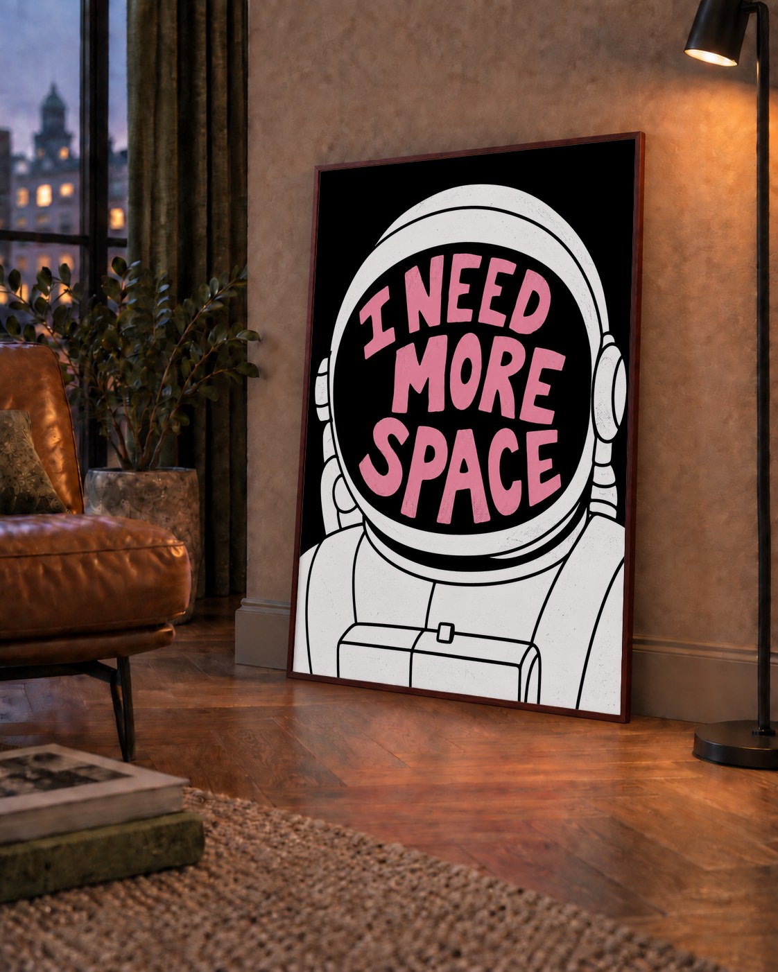 I NEED MORE SPACE Astronot Mizahi Tipografi Poster — çerçeveli hâliyle bir ev duvarında