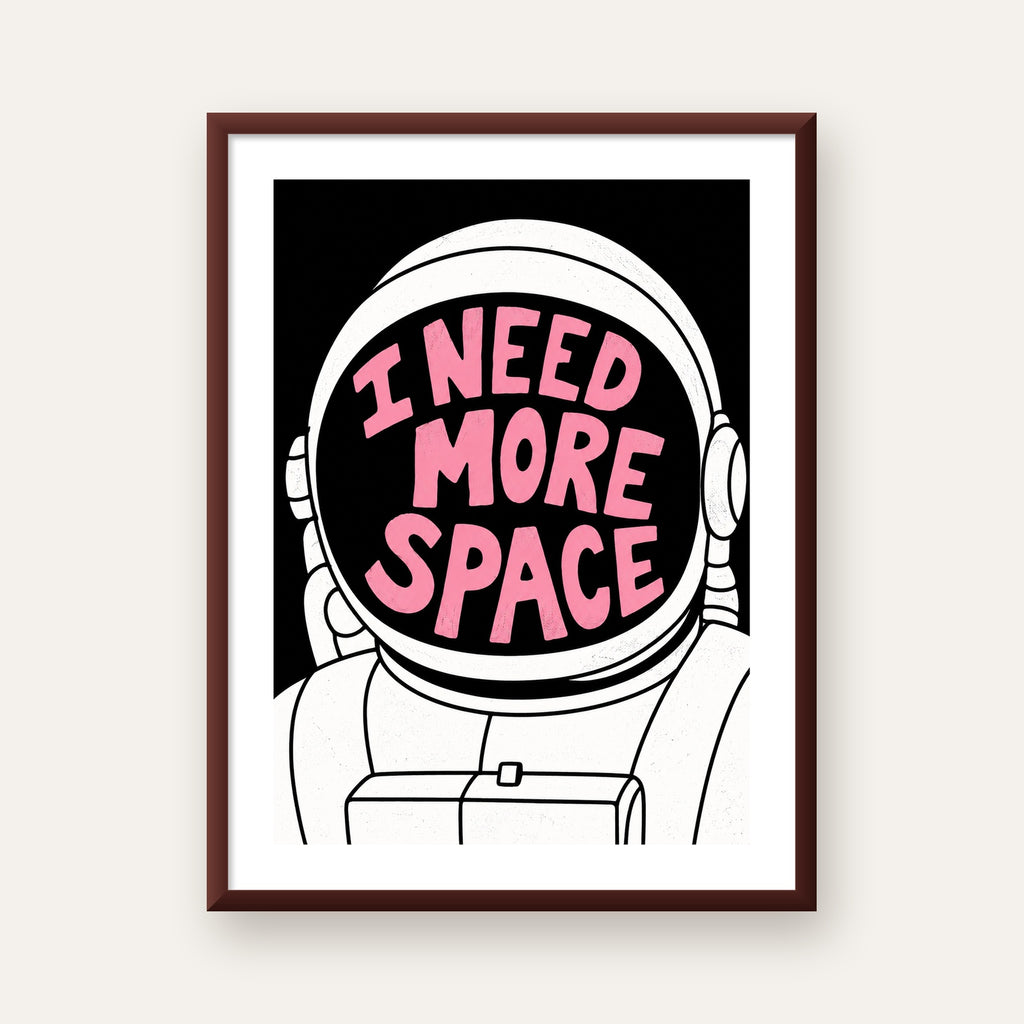I NEED MORE SPACE Astronot Mizahi Tipografi Poster — ceviz çerçeveli paspartulu
