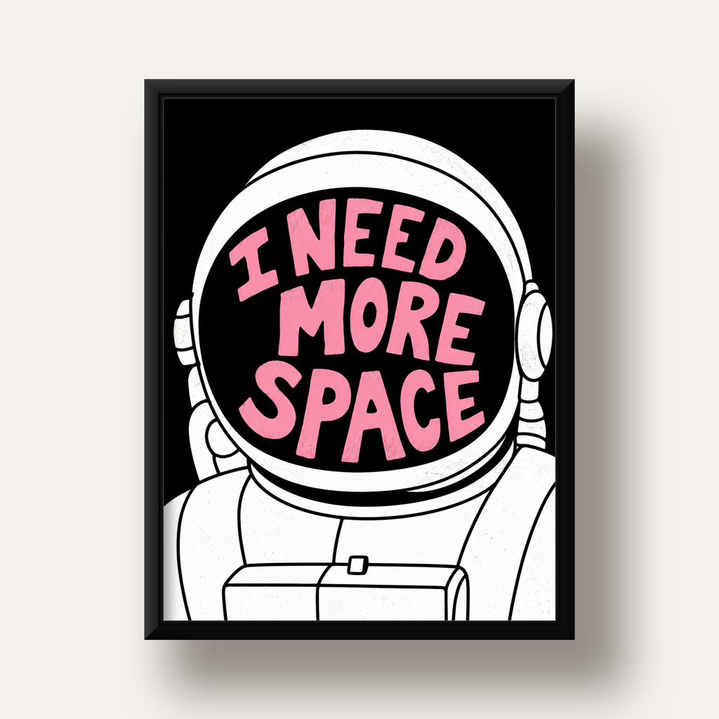 I NEED MORE SPACE Astronot Mizahi Tipografi Poster — siyah derin çerçeveli