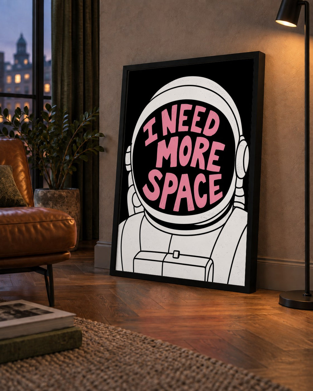 I NEED MORE SPACE Astronot Mizahi Tipografi Poster — çerçeveli hâliyle bir ev duvarında