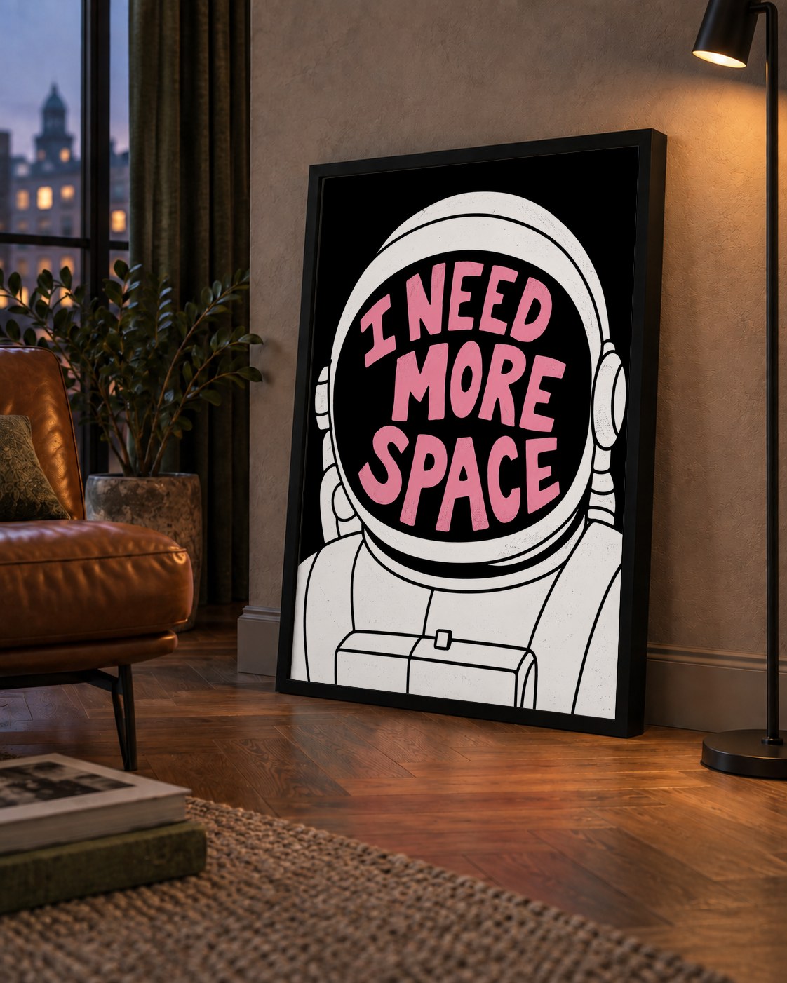 I NEED MORE SPACE Astronot Mizahi Tipografi Poster — çerçeveli hâliyle bir ev duvarında