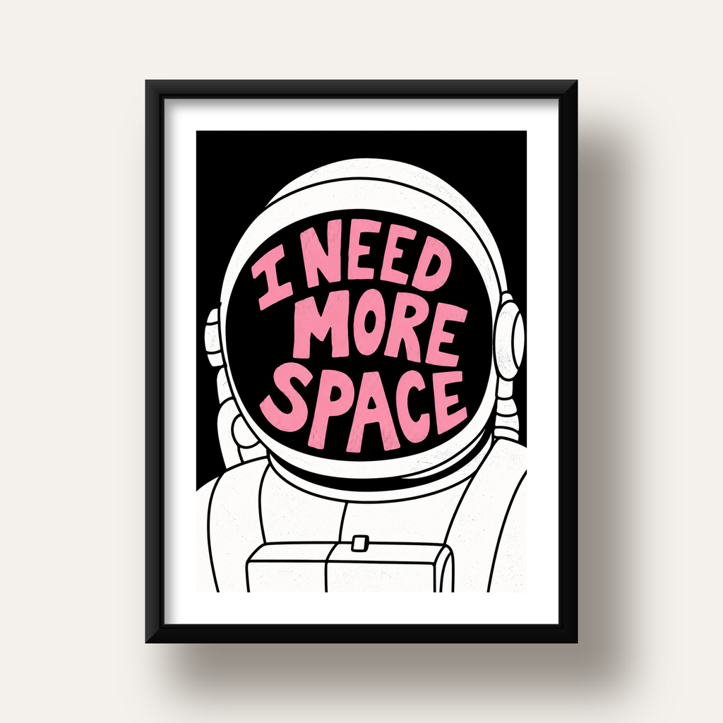 I NEED MORE SPACE Astronot Mizahi Tipografi Poster — siyah derin çerçeveli paspartulu