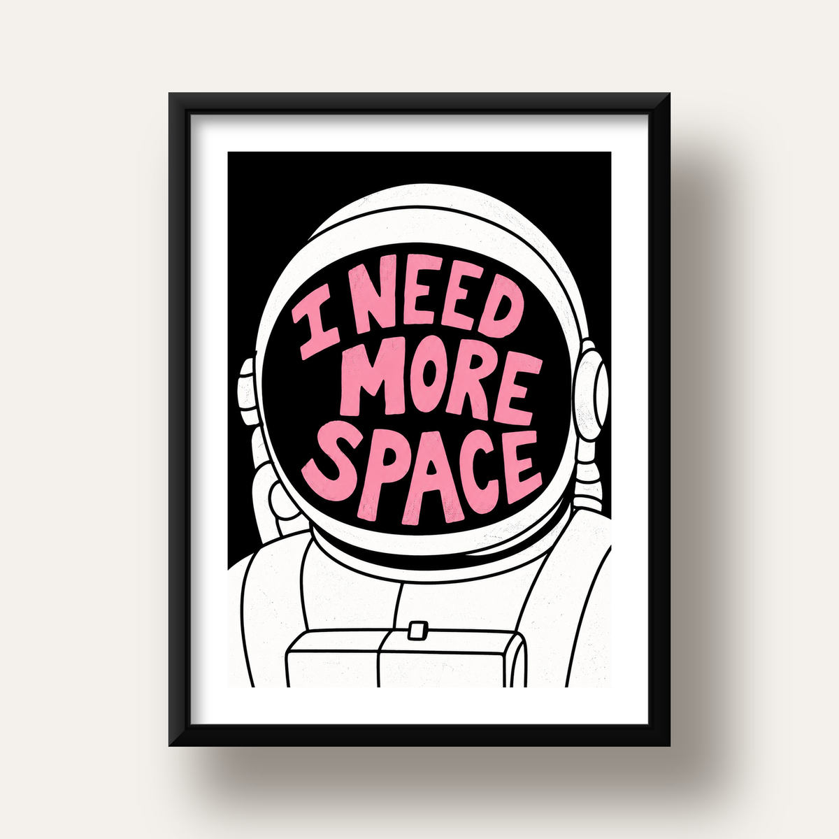 I NEED MORE SPACE Astronot Mizahi Tipografi Poster — siyah derin çerçeveli paspartulu