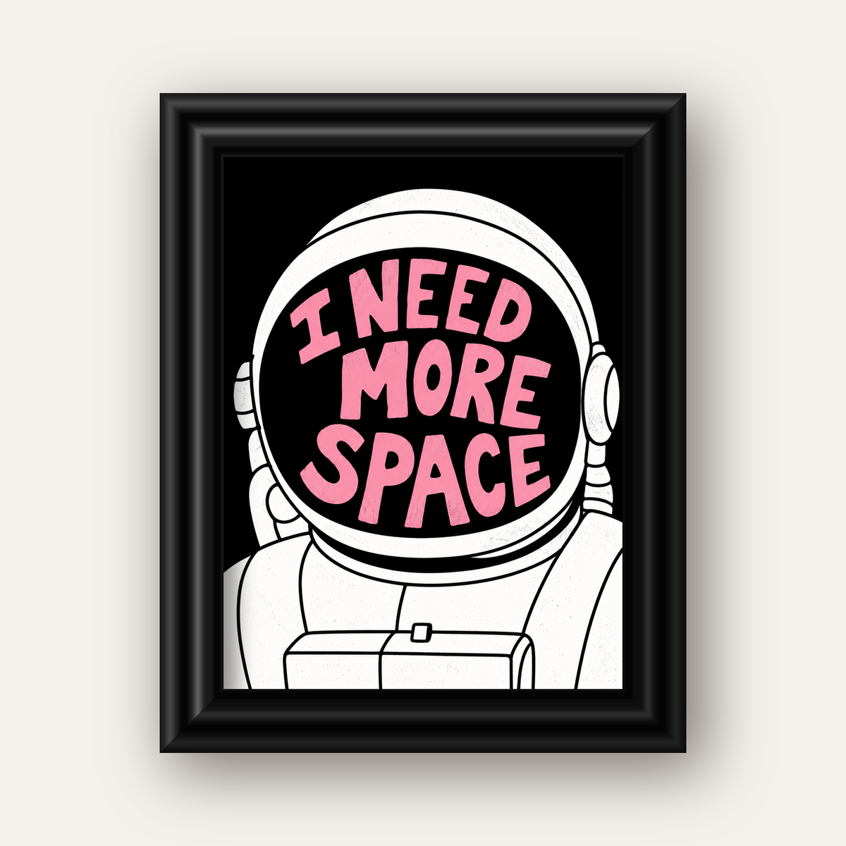 I NEED MORE SPACE Astronot Mizahi Tipografi Poster — siyah galeri çerçeveli