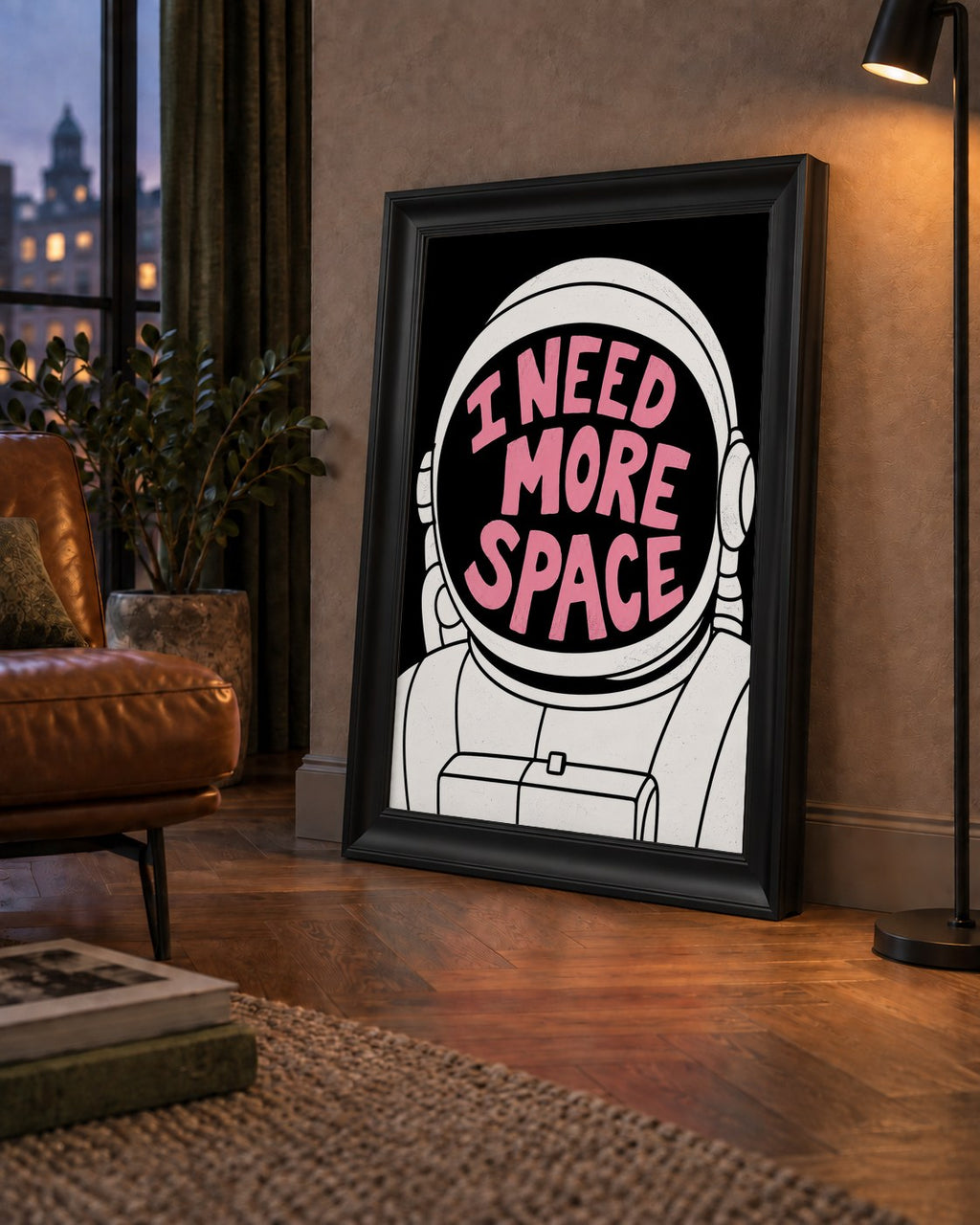I NEED MORE SPACE Astronot Mizahi Tipografi Poster — çerçeveli hâliyle bir ev duvarında