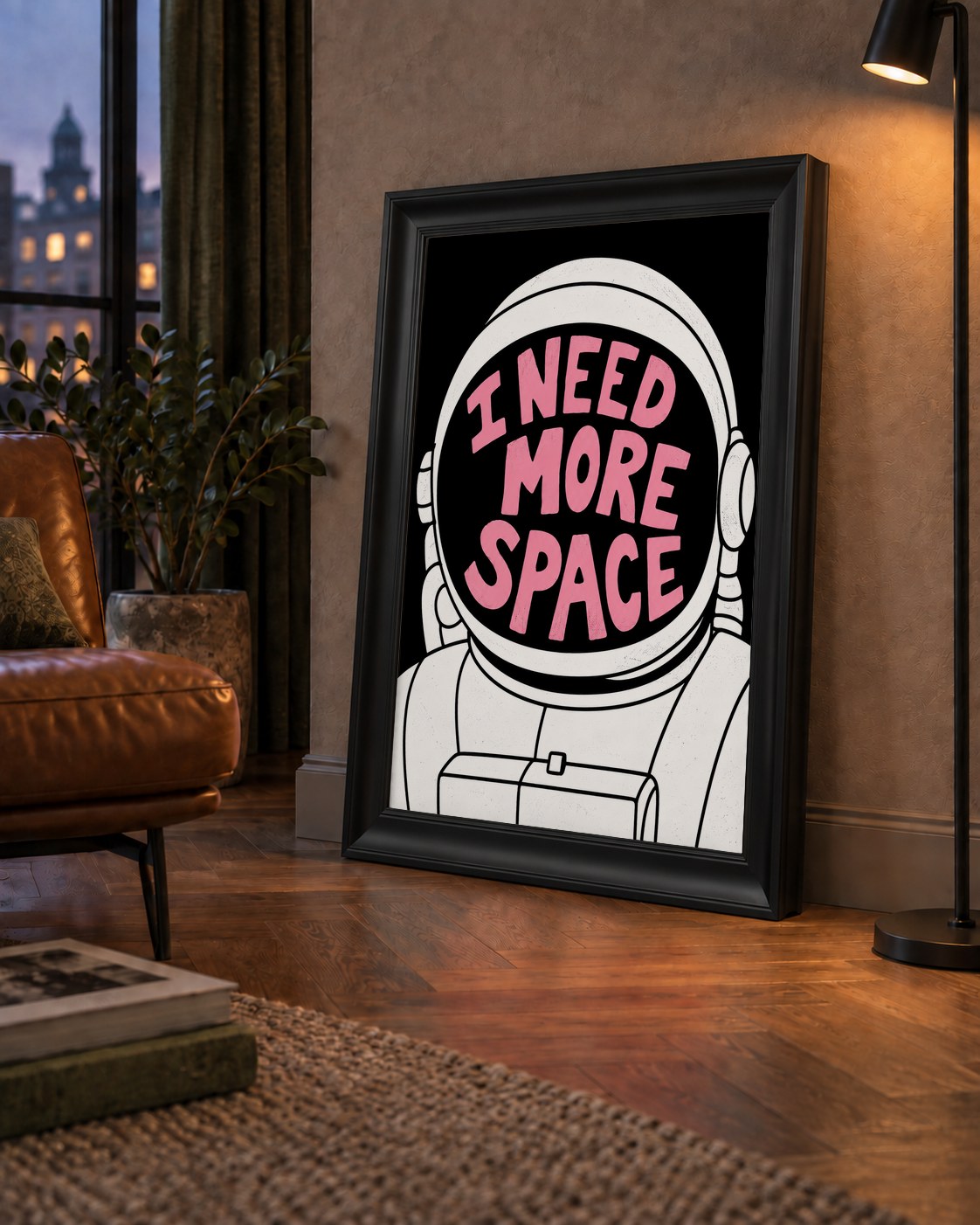 I NEED MORE SPACE Astronot Mizahi Tipografi Poster — çerçeveli hâliyle bir ev duvarında