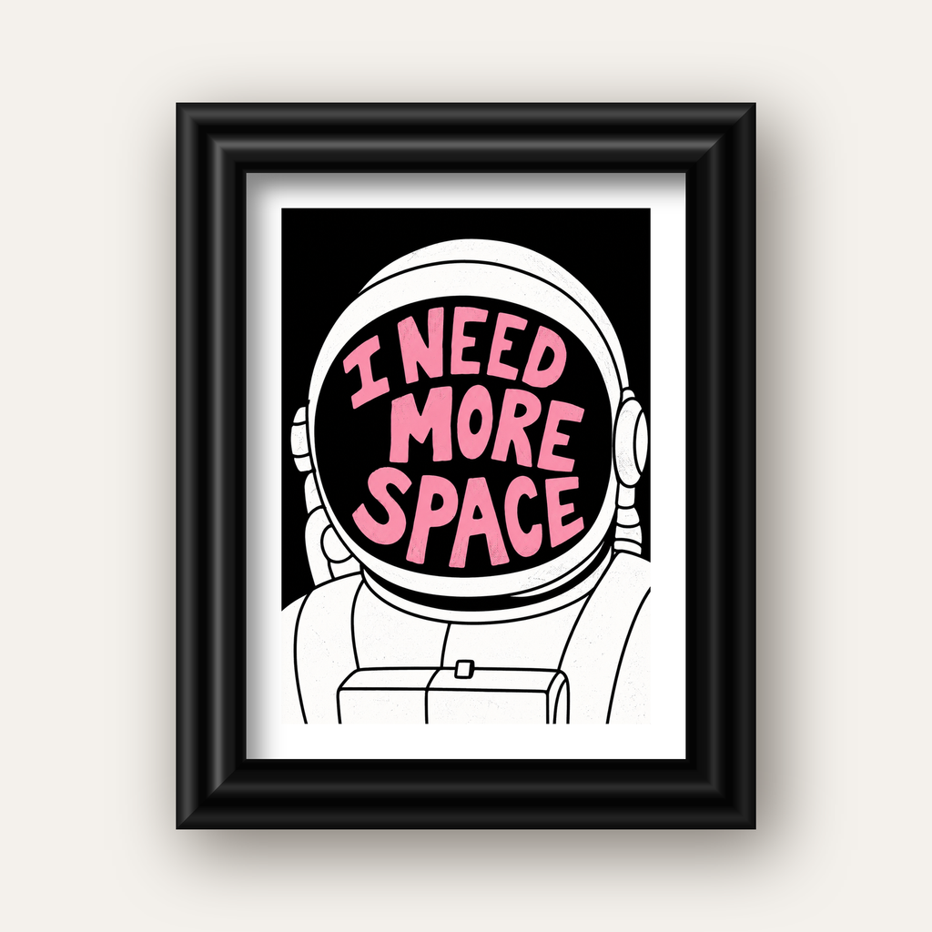 I NEED MORE SPACE Astronot Mizahi Tipografi Poster — siyah galeri çerçeveli paspartulu