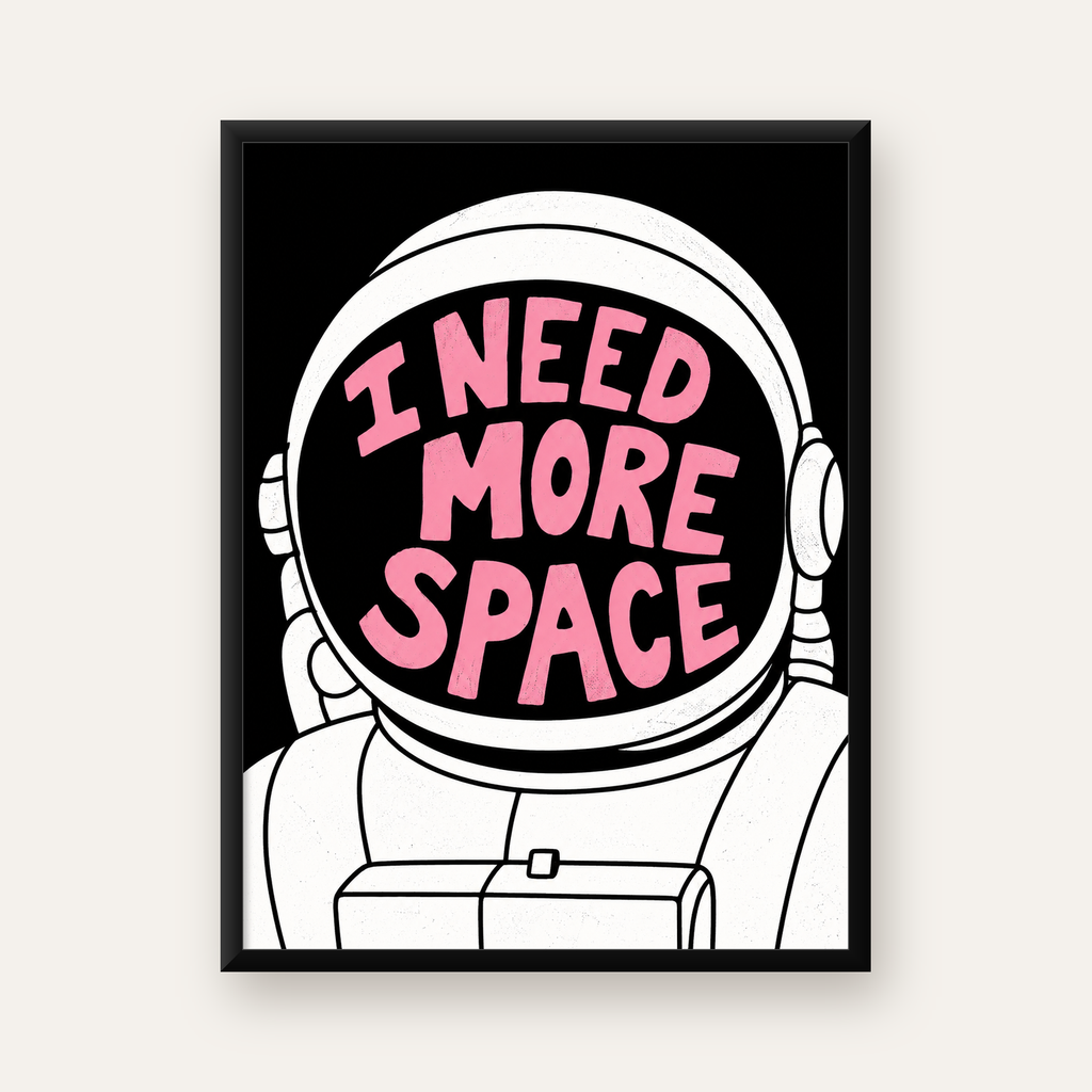 I NEED MORE SPACE Astronot Mizahi Tipografi Poster — Dikey baskı, düz siyah çerçeveli duvar posteri
