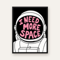 I NEED MORE SPACE Astronot Mizahi Tipografi Poster — Dikey baskı, düz siyah çerçeveli duvar posteri