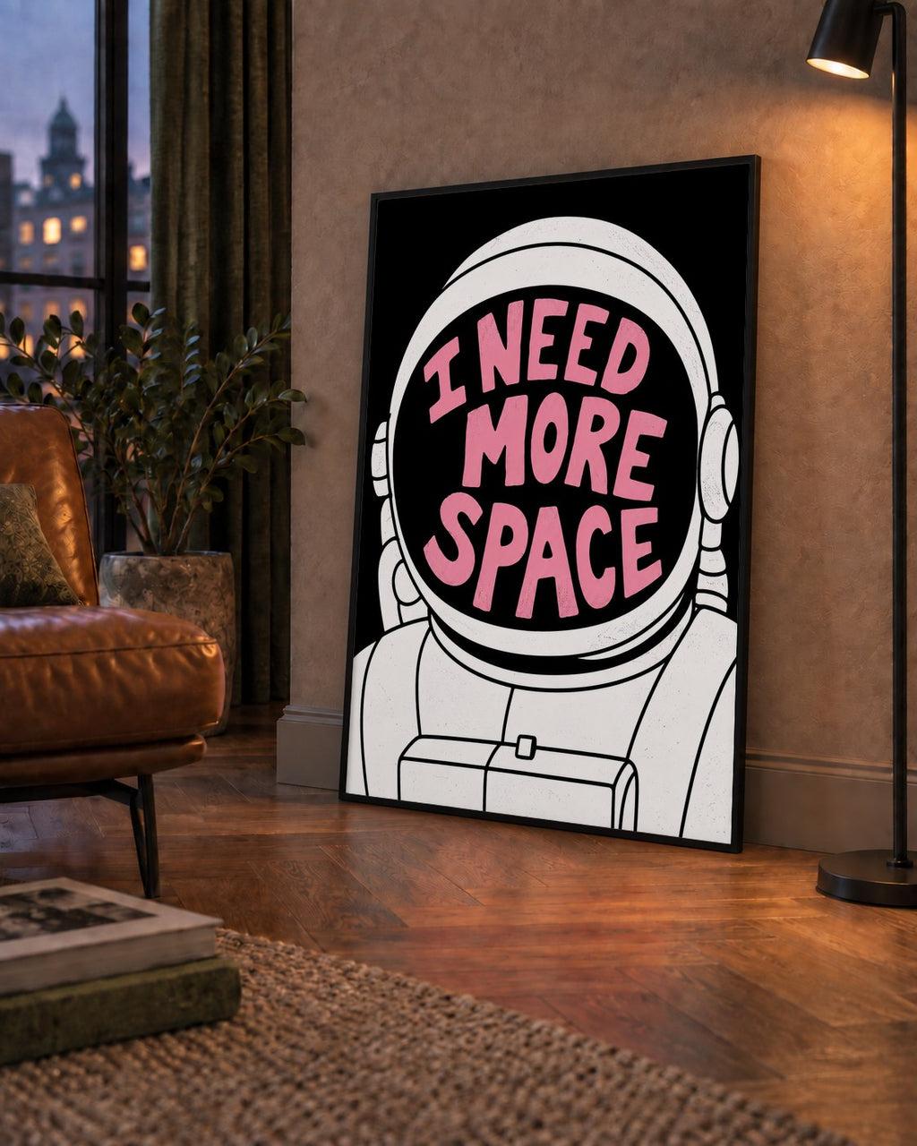 I NEED MORE SPACE Astronot Mizahi Tipografi Poster — çerçeveli hâliyle bir ev duvarında