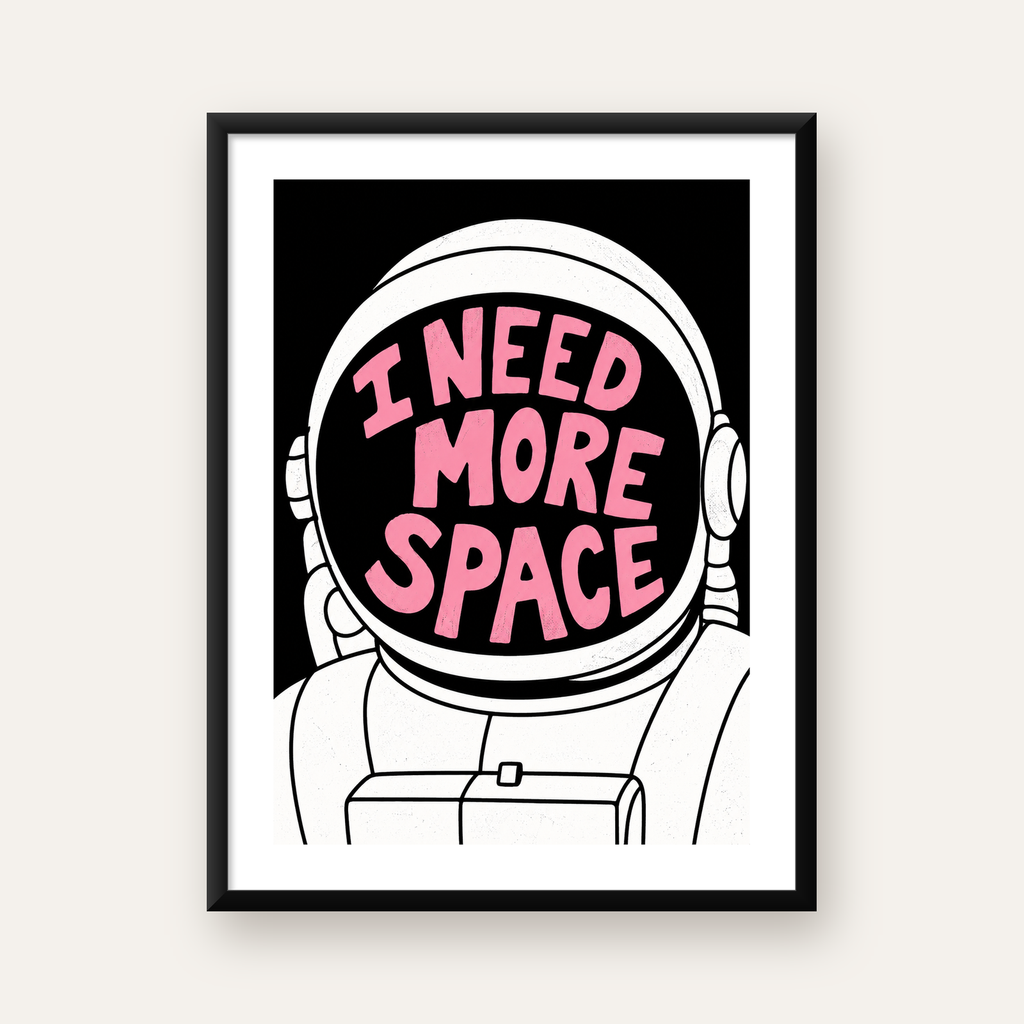 I NEED MORE SPACE Astronot Mizahi Tipografi Poster — Dikey baskı, beyaz paspartulu