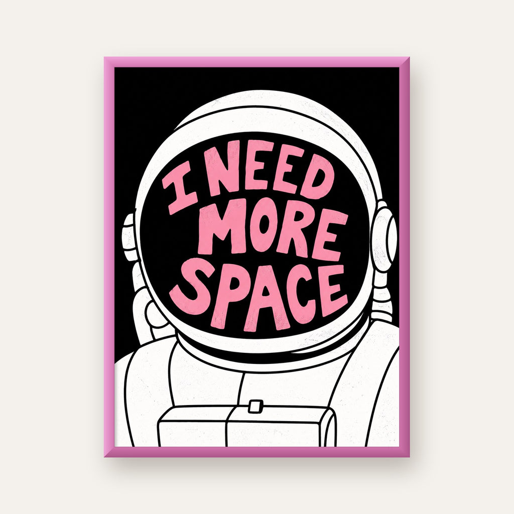 I NEED MORE SPACE Astronot Mizahi Tipografi Poster — pembe çerçeveli