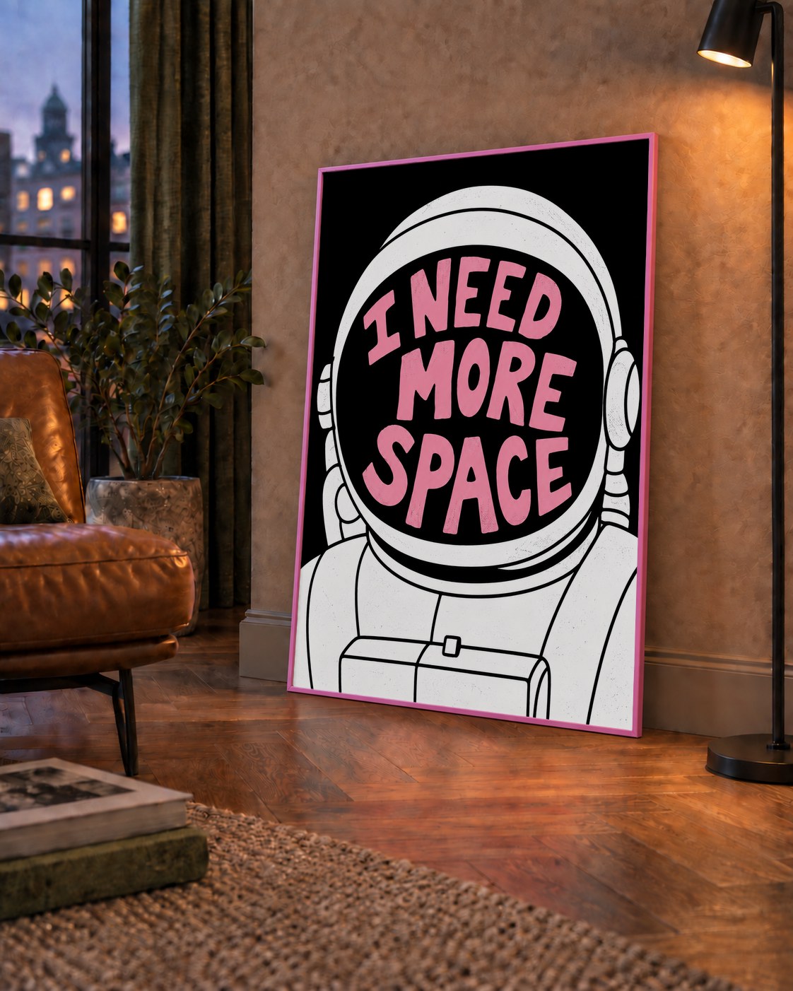 I NEED MORE SPACE Astronot Mizahi Tipografi Poster — çerçeveli hâliyle bir ev duvarında