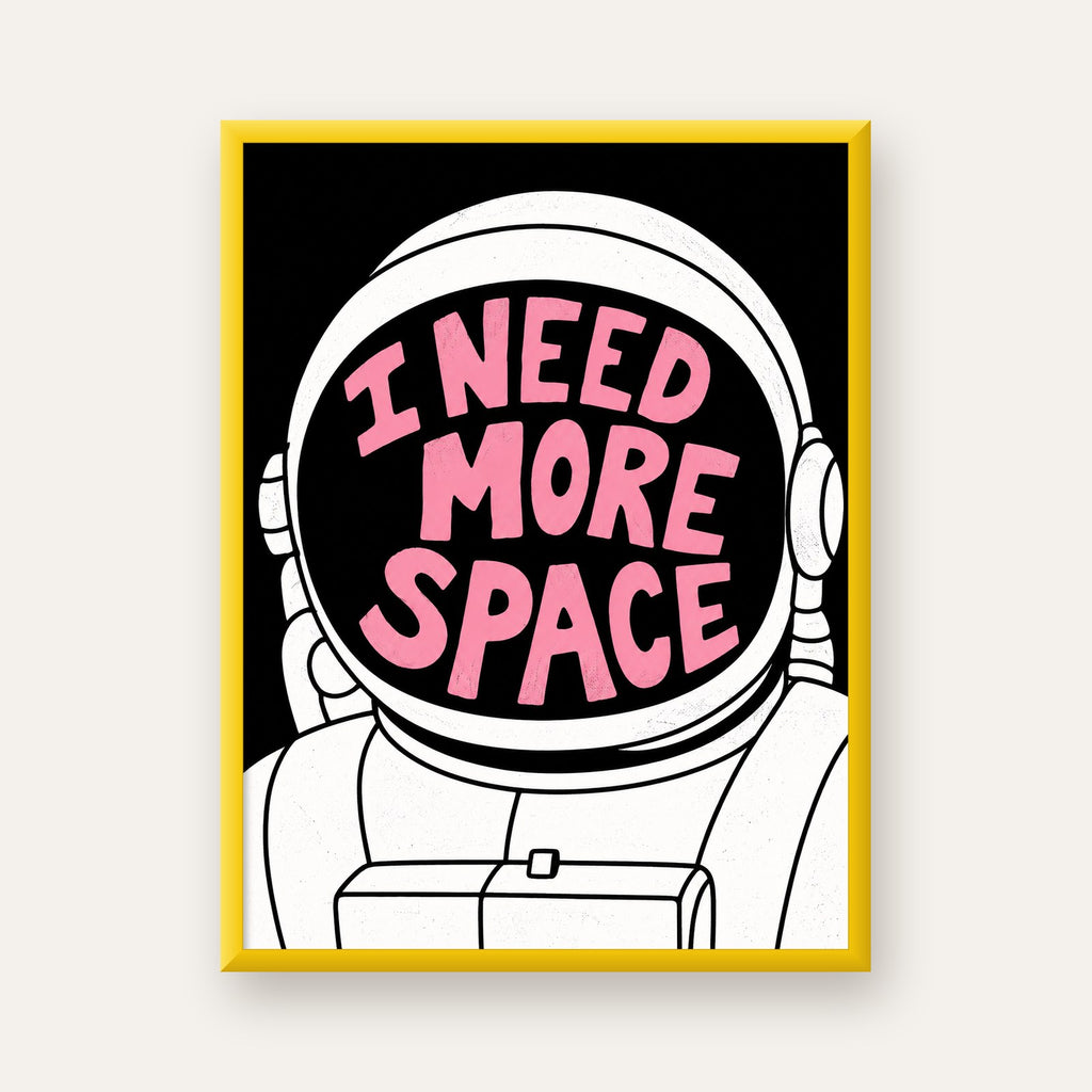 I NEED MORE SPACE Astronot Mizahi Tipografi Poster — sarı çerçeveli
