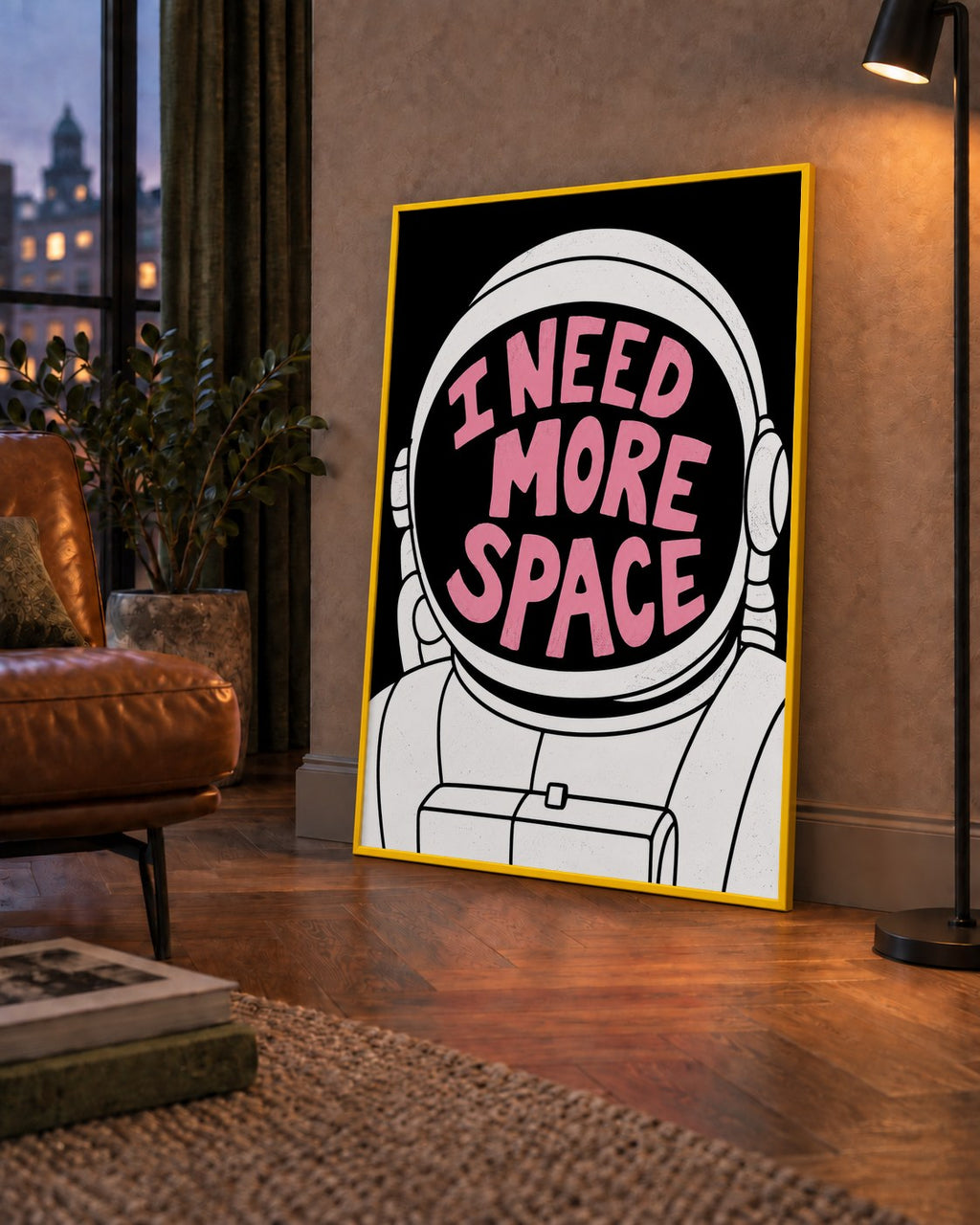 I NEED MORE SPACE Astronot Mizahi Tipografi Poster — çerçeveli hâliyle bir ev duvarında