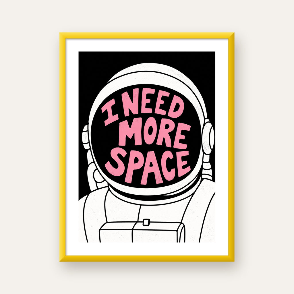 I NEED MORE SPACE Astronot Mizahi Tipografi Poster — sarı çerçeveli paspartulu