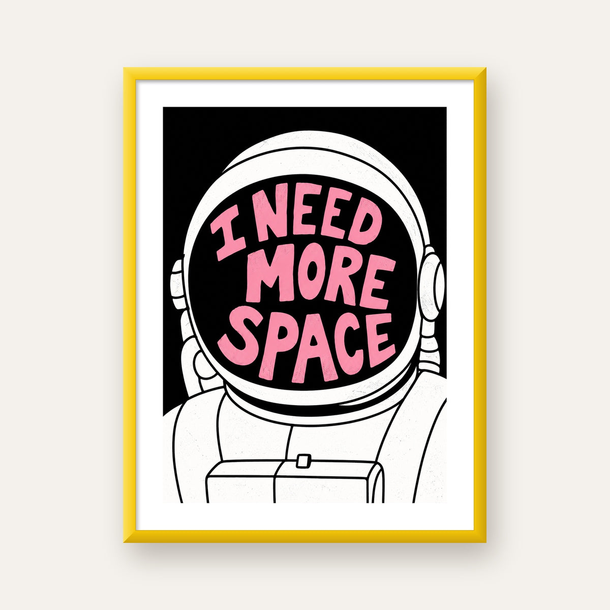 I NEED MORE SPACE Astronot Mizahi Tipografi Poster — sarı çerçeveli paspartulu