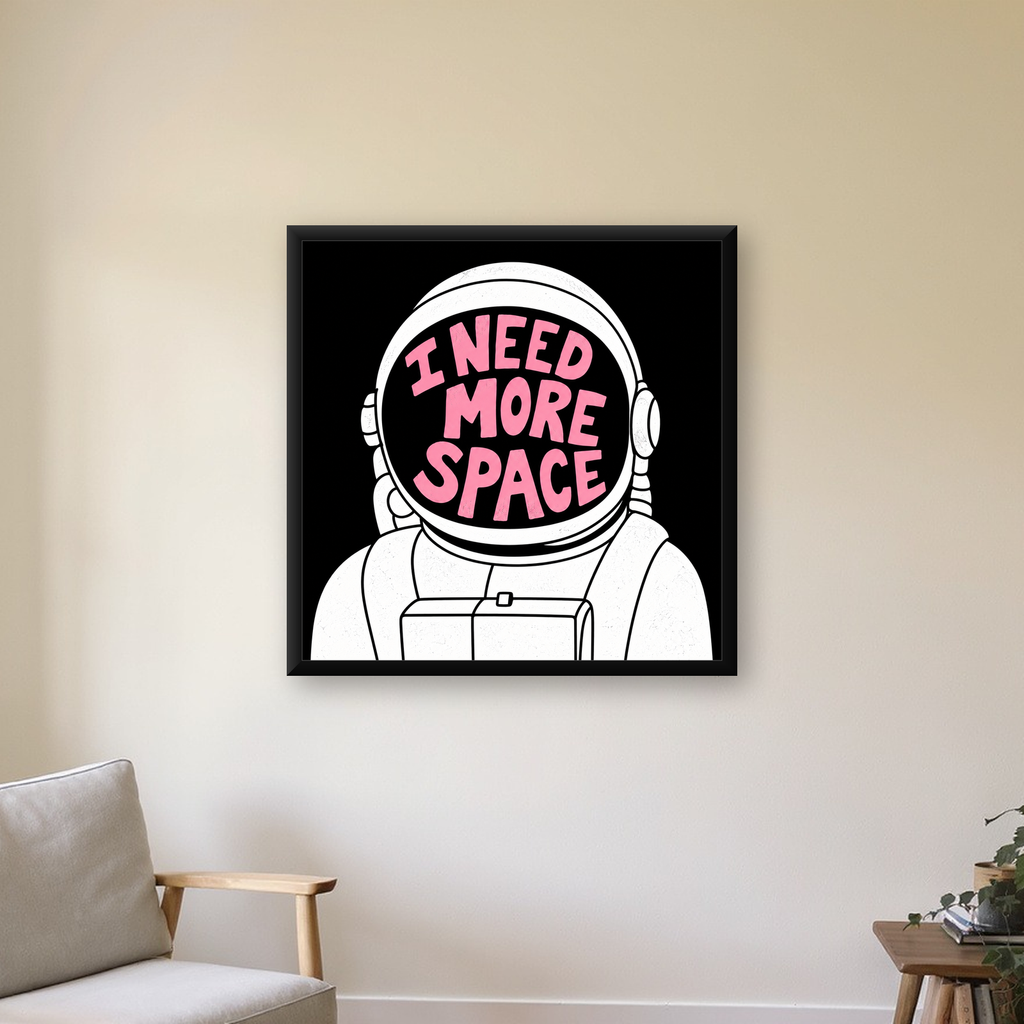 I NEED MORE SPACE Astronot Mizahi Tipografi Poster — Kare baskı, çerçeveli hâliyle bir ev duvarında