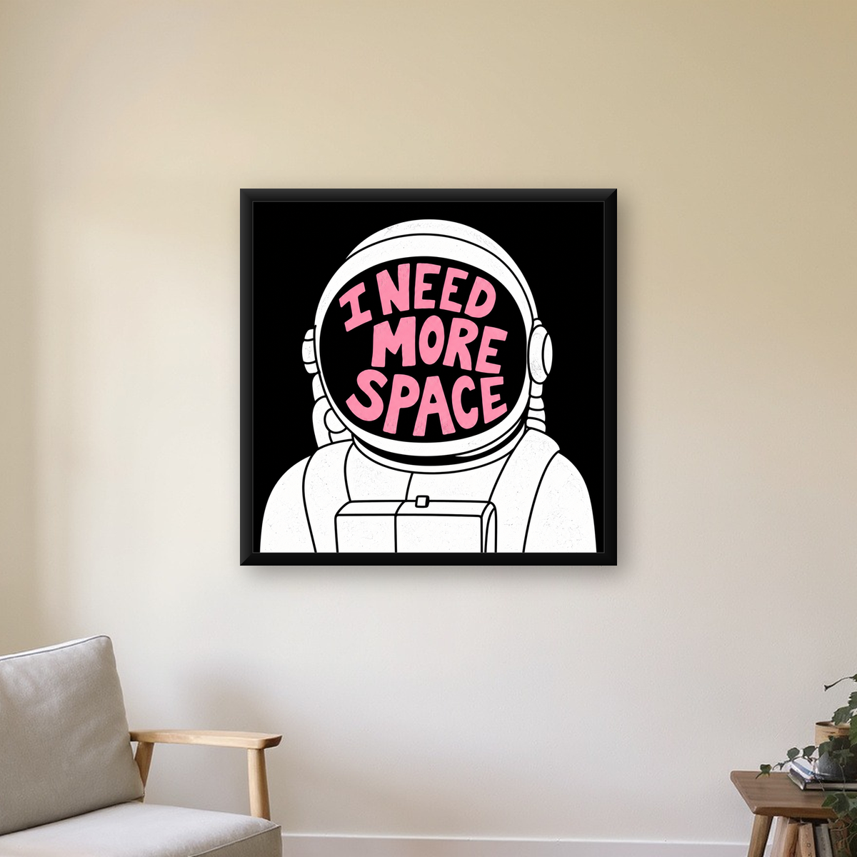 I NEED MORE SPACE Astronot Mizahi Tipografi Poster — Kare baskı, çerçeveli hâliyle bir ev duvarında
