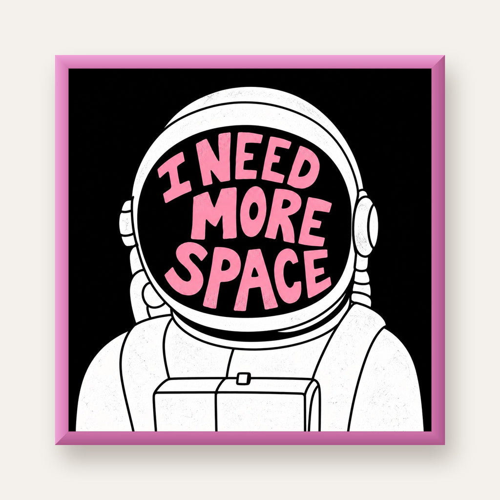 I NEED MORE SPACE Astronot Mizahi Tipografi Poster — pembe çerçeveli