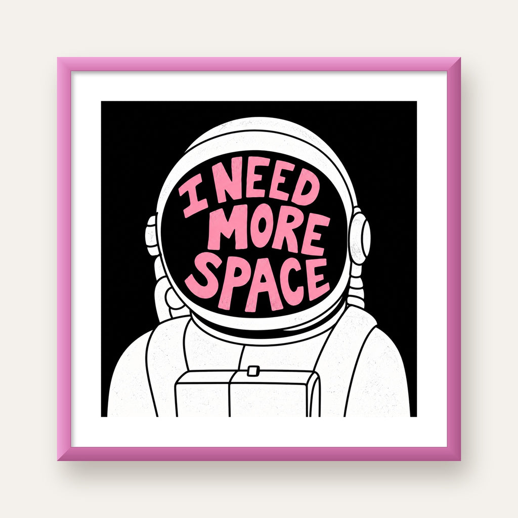 I NEED MORE SPACE Astronot Mizahi Tipografi Poster — pembe çerçeveli paspartulu