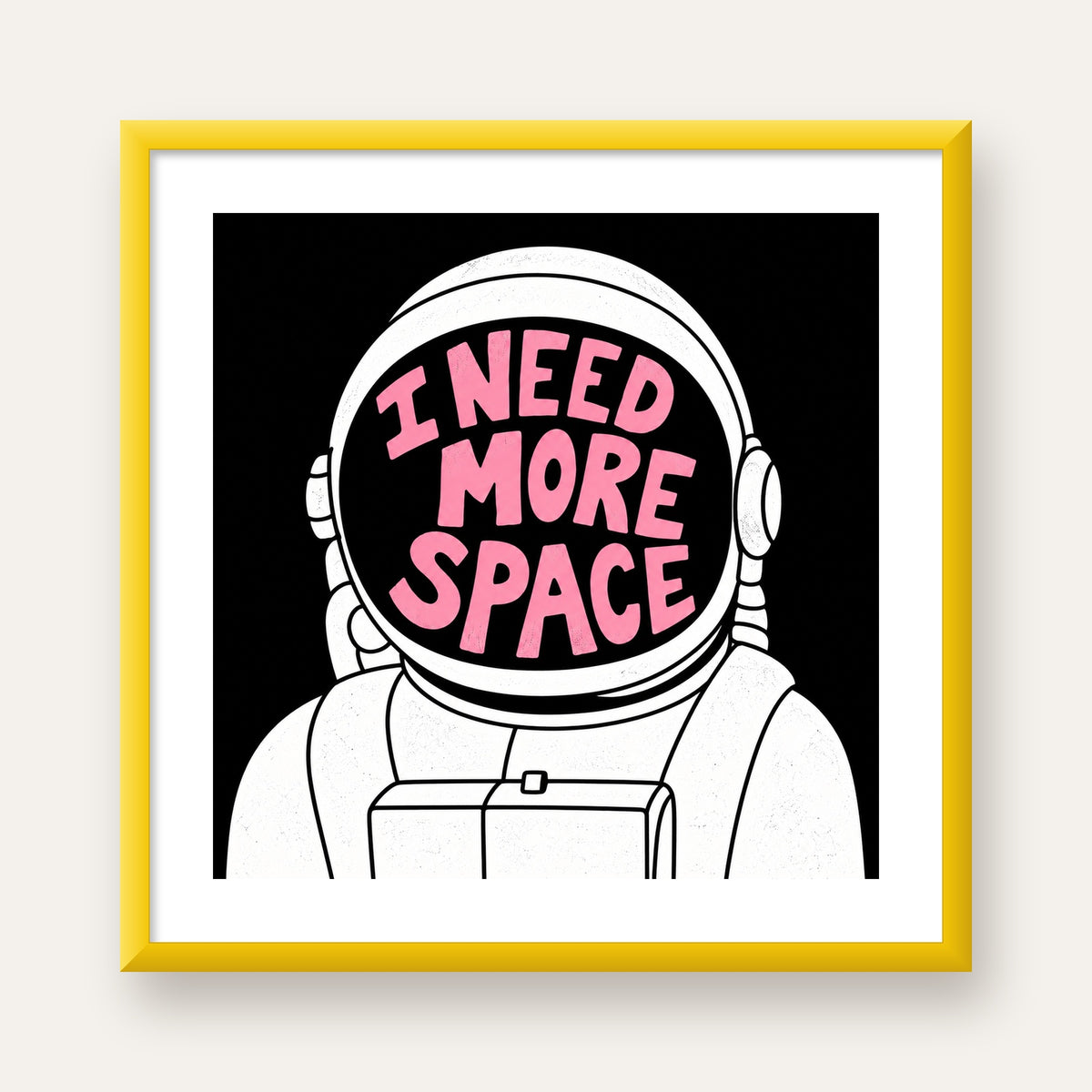 I NEED MORE SPACE Astronot Mizahi Tipografi Poster — sarı çerçeveli paspartulu