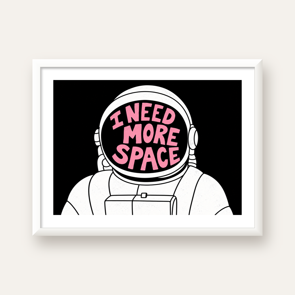 I NEED MORE SPACE Astronot Mizahi Tipografi Poster — beyaz çerçeveli yatay poster