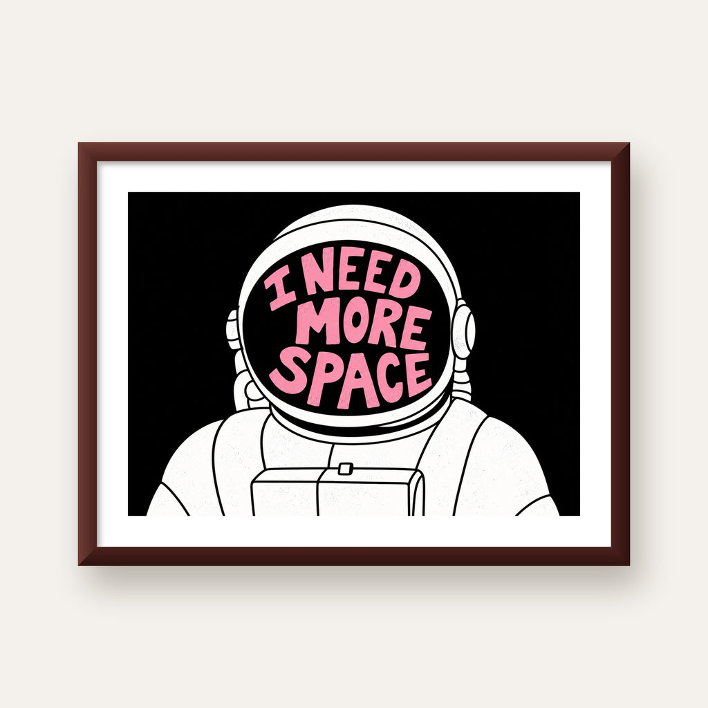 I NEED MORE SPACE Astronot Mizahi Tipografi Poster — ceviz çerçeveli paspartulu