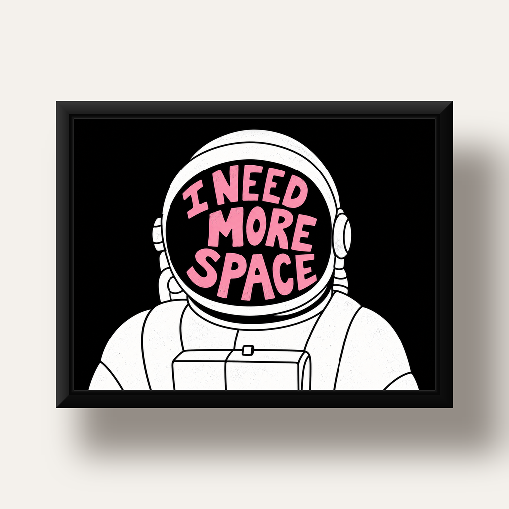 I NEED MORE SPACE Astronot Mizahi Tipografi Poster — siyah derin çerçeveli
