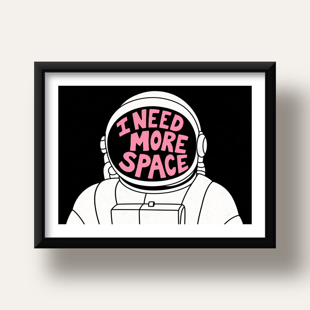 I NEED MORE SPACE Astronot Mizahi Tipografi Poster — siyah derin çerçeveli paspartulu