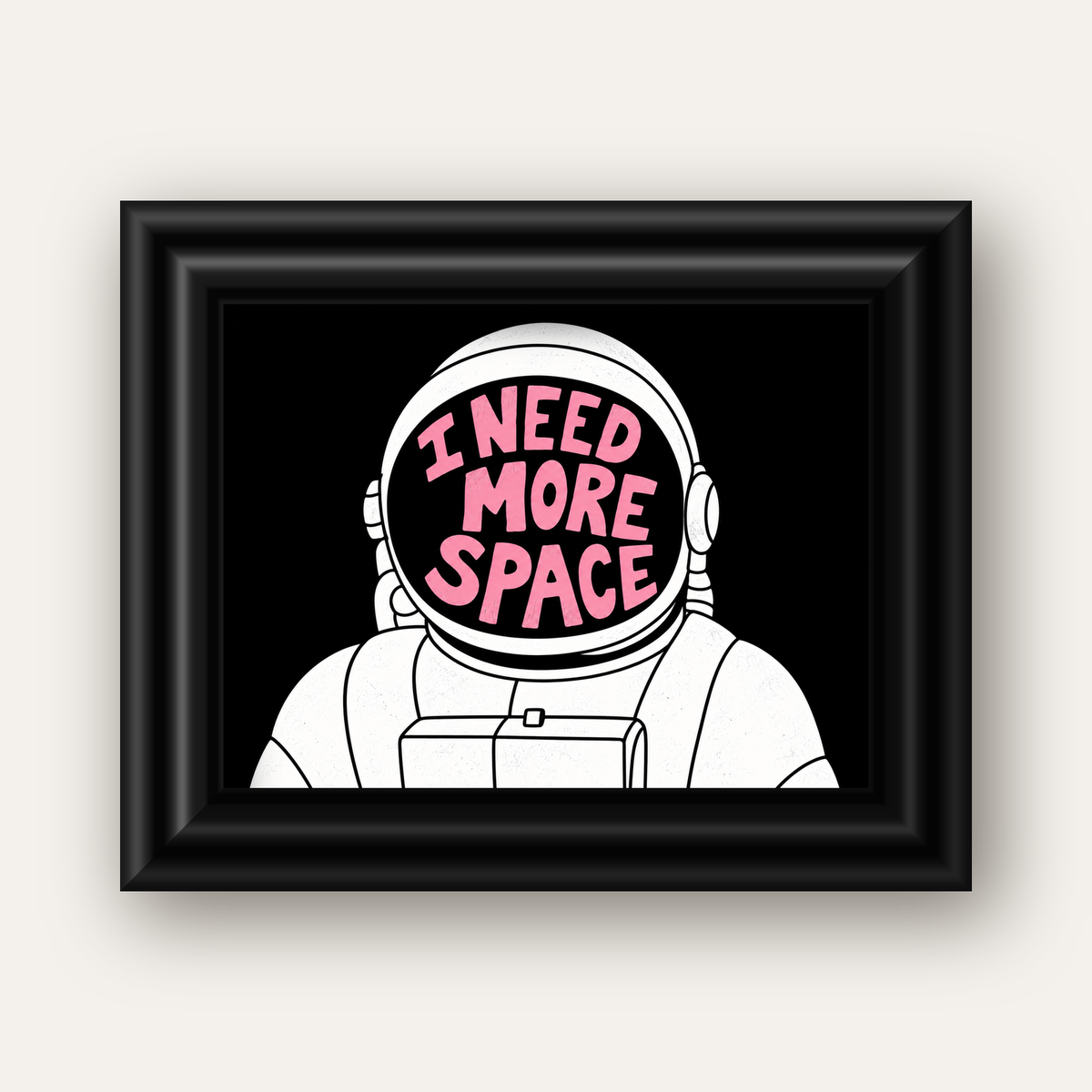 I NEED MORE SPACE Astronot Mizahi Tipografi Poster — siyah galeri çerçeveli