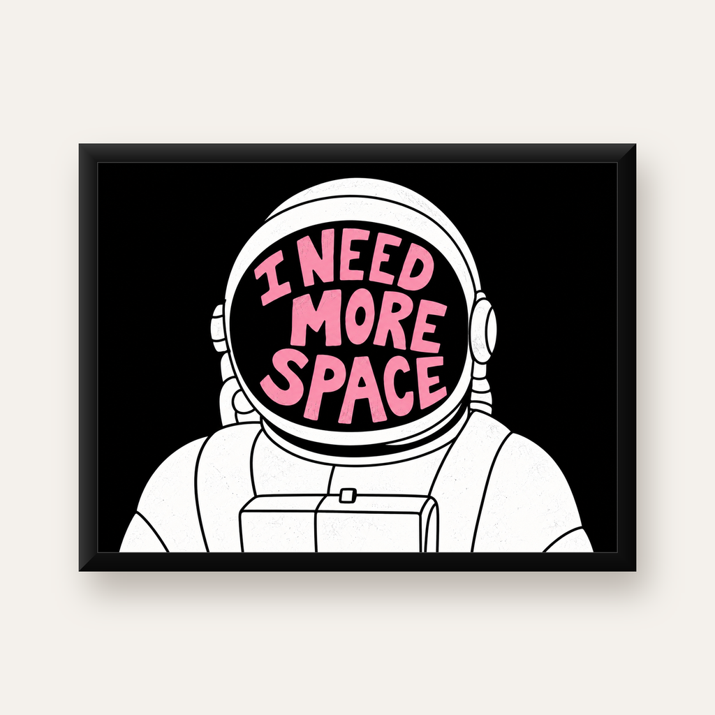 I NEED MORE SPACE Astronot Mizahi Tipografi Poster — Yatay baskı, düz siyah çerçeveli duvar posteri