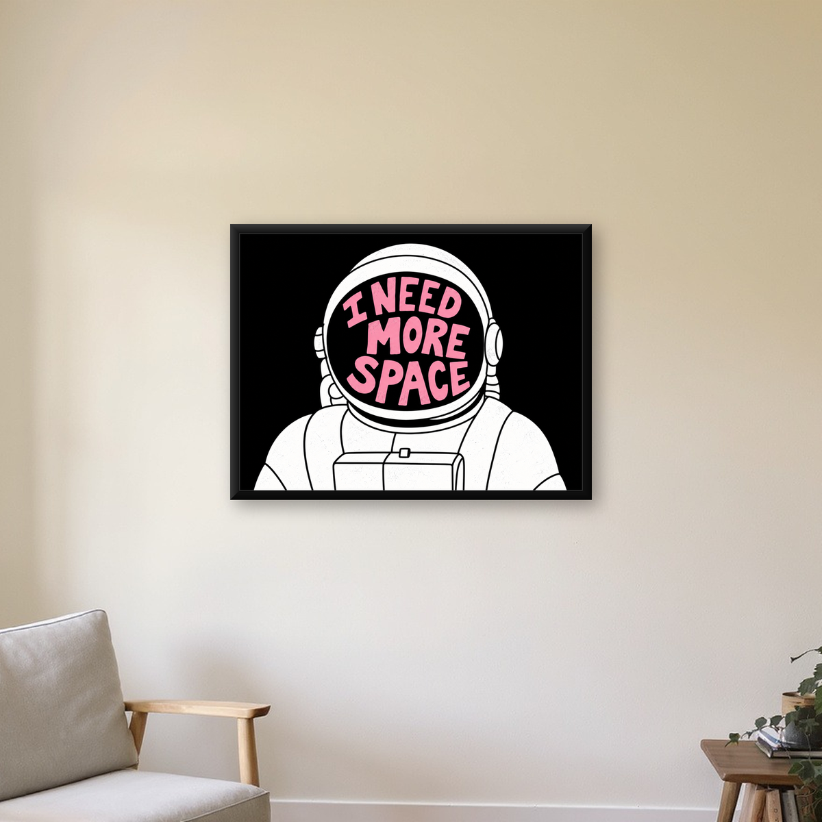 I NEED MORE SPACE Astronot Mizahi Tipografi Poster — Yatay baskı, çerçeveli hâliyle bir ev duvarında