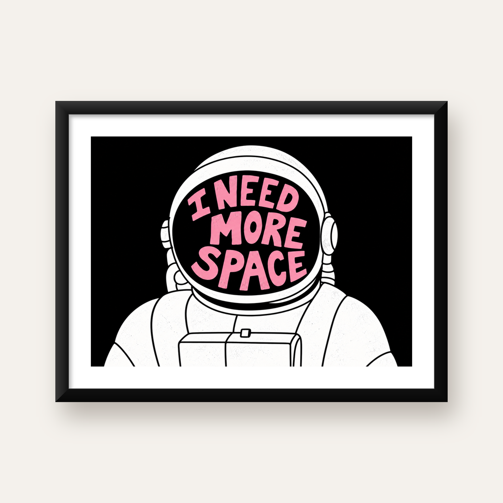 I NEED MORE SPACE Astronot Mizahi Tipografi Poster — Yatay baskı, beyaz paspartulu