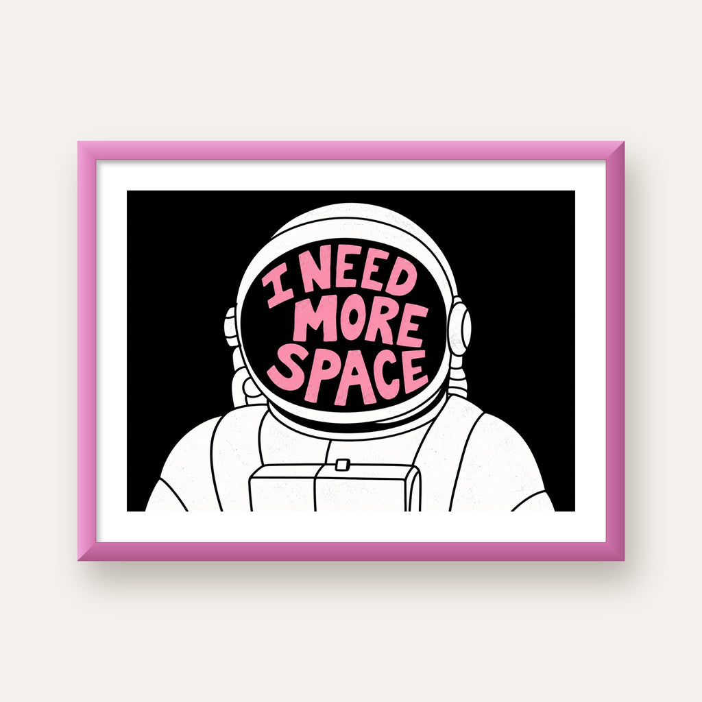 I NEED MORE SPACE Astronot Mizahi Tipografi Poster — pembe çerçeveli paspartulu