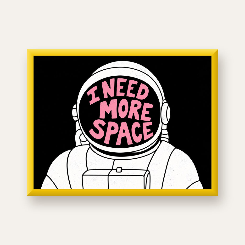 I NEED MORE SPACE Astronot Mizahi Tipografi Poster — sarı çerçeveli