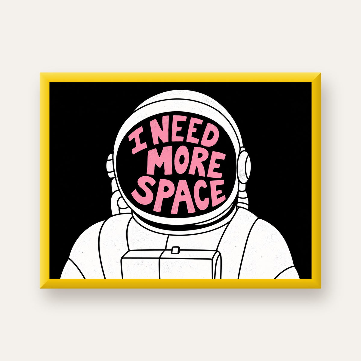 I NEED MORE SPACE Astronot Mizahi Tipografi Poster — sarı çerçeveli