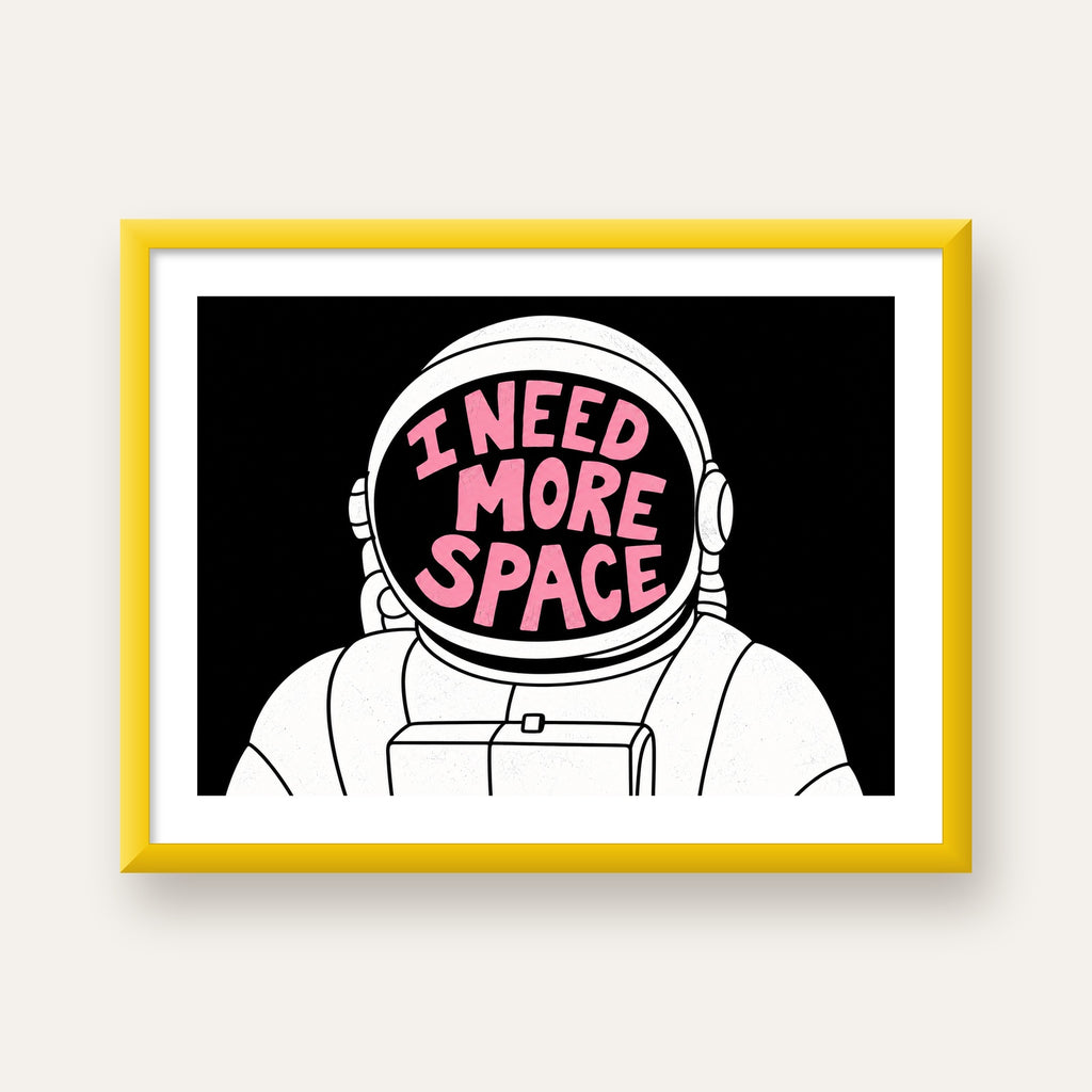 I NEED MORE SPACE Astronot Mizahi Tipografi Poster — sarı çerçeveli paspartulu