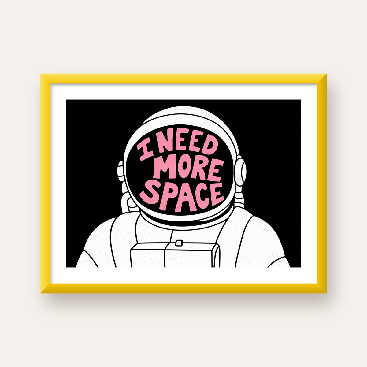 I NEED MORE SPACE Astronot Mizahi Tipografi Poster — sarı çerçeveli paspartulu