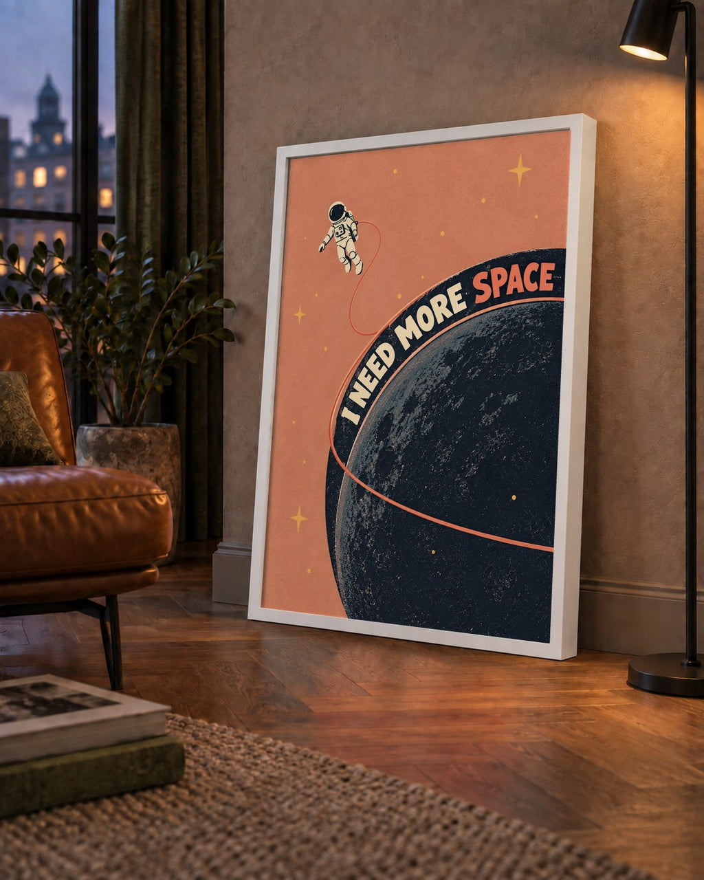Retro Astronot Poster – Mizahi 'I NEED MORE SPACE' Tasarımı — çerçeveli hâliyle bir ev duvarında